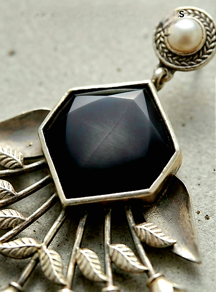 Black Stone Pearl Fan Earrings